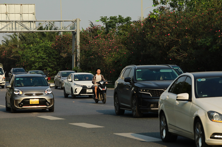 Tuyến đường cao tốc chỉ dành riêng cho ô tô, tốc độ tối đa 100km/h nên xe máy đi vào sẽ rất nguy hiểm.
