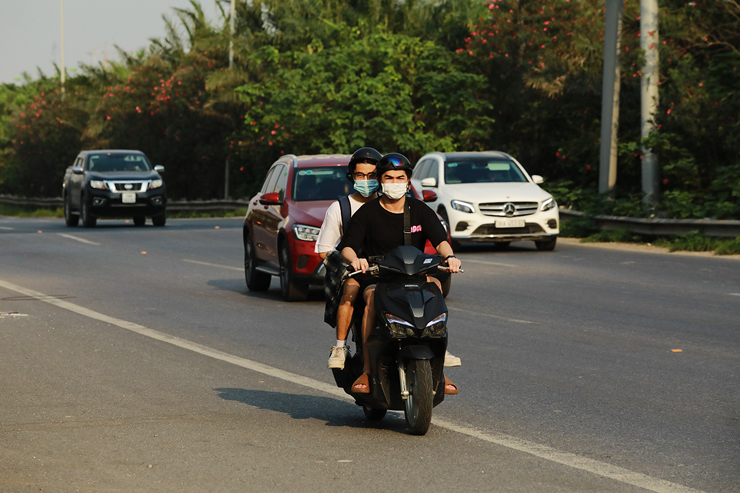 Không chỉ người lớn vi phạm mà các em học sinh cũng đi xe máy với tốc độ cao.
