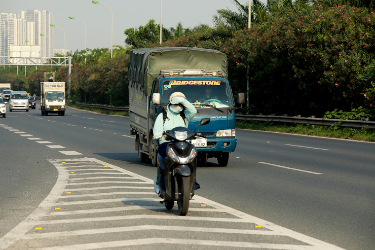 Thời tiết Hà Nội nắng nóng lên đến 40 độ C,&nbsp;đi vào đường cao tốc dành cho ô tô sẽ gặp rất nhiều nguy hiểm.
