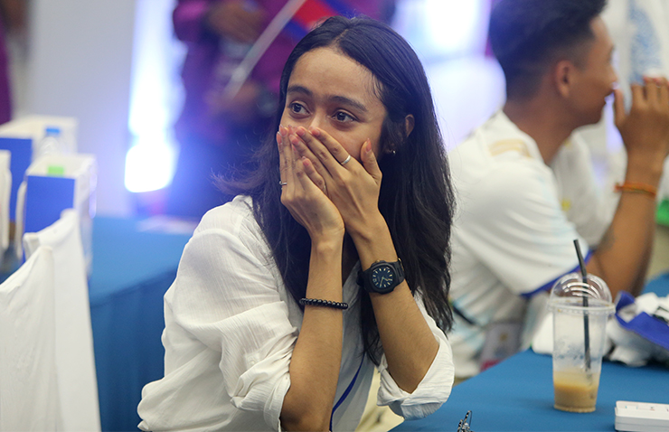 Nữ tình nguyện viên Campuchia khóc nức nở khi xem khai mạc SEA Games 32 - 1