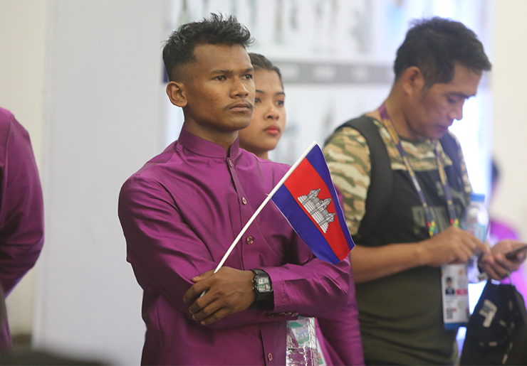 Nữ tình nguyện viên Campuchia khóc nức nở khi xem khai mạc SEA Games 32 - 11