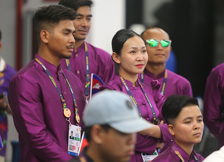 Nữ tình nguyện viên Campuchia khóc nức nở khi xem khai mạc SEA Games 32 - 12