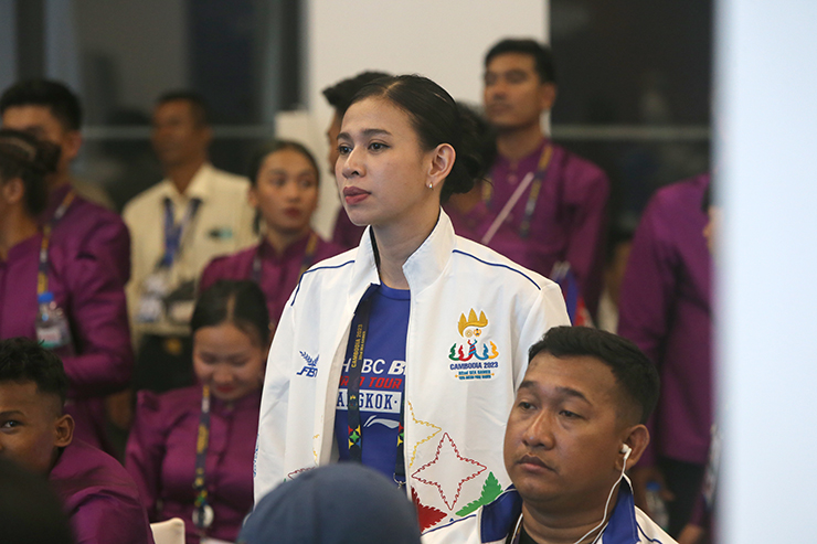 Nữ tình nguyện viên Campuchia khóc nức nở khi xem khai mạc SEA Games 32 - 13
