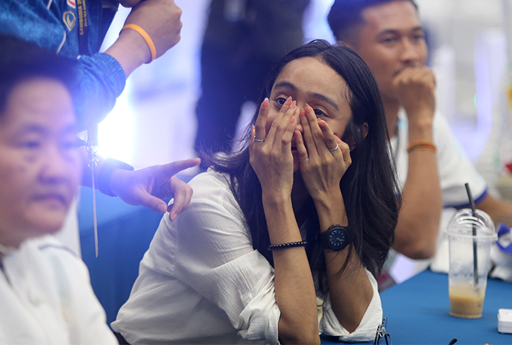 Nữ tình nguyện viên Campuchia khóc nức nở khi xem khai mạc SEA Games 32 - 2