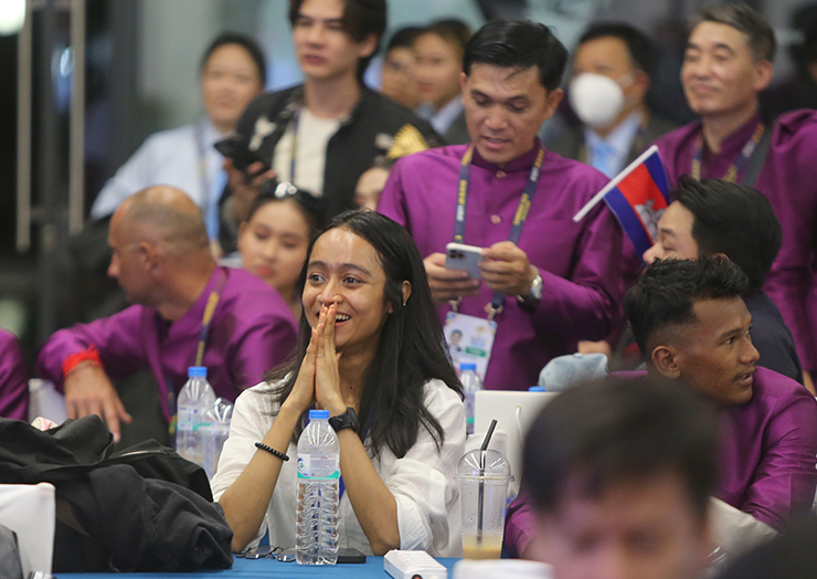 Nữ tình nguyện viên Campuchia khóc nức nở khi xem khai mạc SEA Games 32 - 4