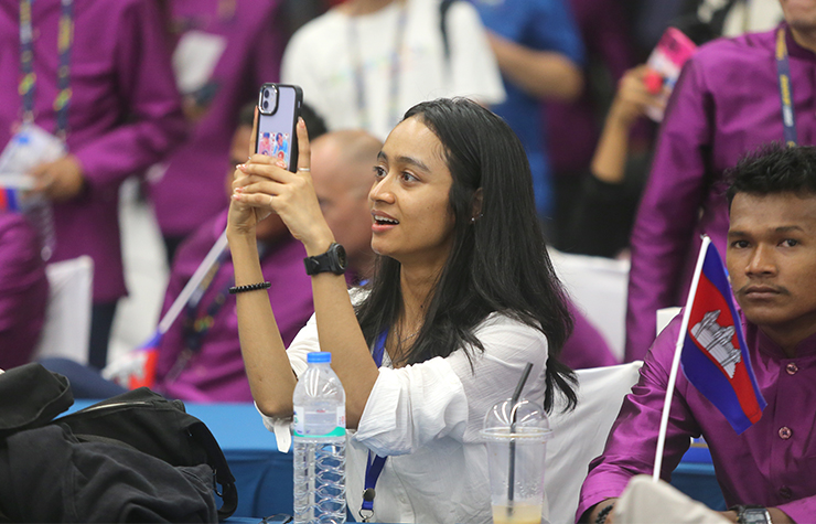 Nữ tình nguyện viên Campuchia khóc nức nở khi xem khai mạc SEA Games 32 - 6