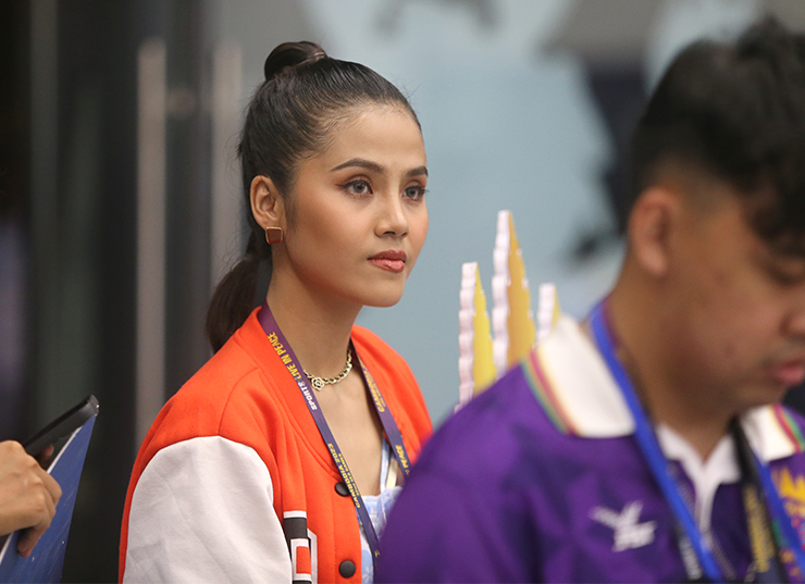 Nữ tình nguyện viên Campuchia khóc nức nở khi xem khai mạc SEA Games 32 - 7