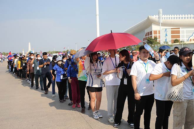 Trực tiếp lễ khai mạc SEA Games 32: Khán giả đội nắng vào sân từ sớm - 7