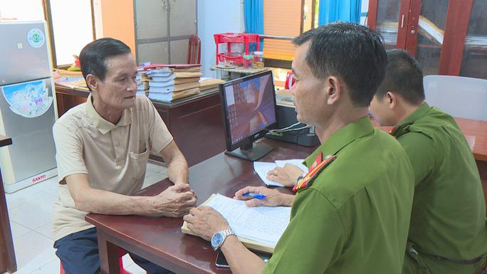 Hoàng Nho Thanh tại cơ quan công an