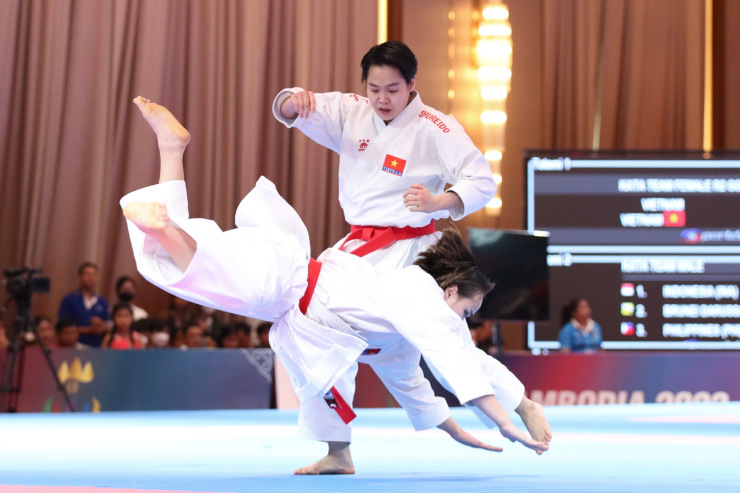 6 võ sĩ karate Việt Nam vui sướng òa khóc khi lập cú đúp HCV SEA Games 32 - 6