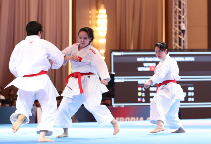 6 võ sĩ karate Việt Nam vui sướng òa khóc khi lập cú đúp HCV SEA Games 32 - 5