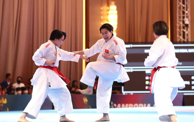 6 võ sĩ karate Việt Nam vui sướng òa khóc khi lập cú đúp HCV SEA Games 32 - 4