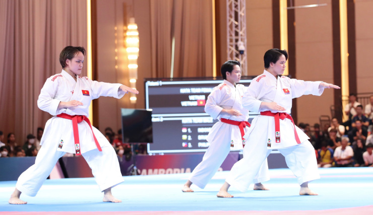 6 võ sĩ karate Việt Nam vui sướng òa khóc khi lập cú đúp HCV SEA Games 32 - 3