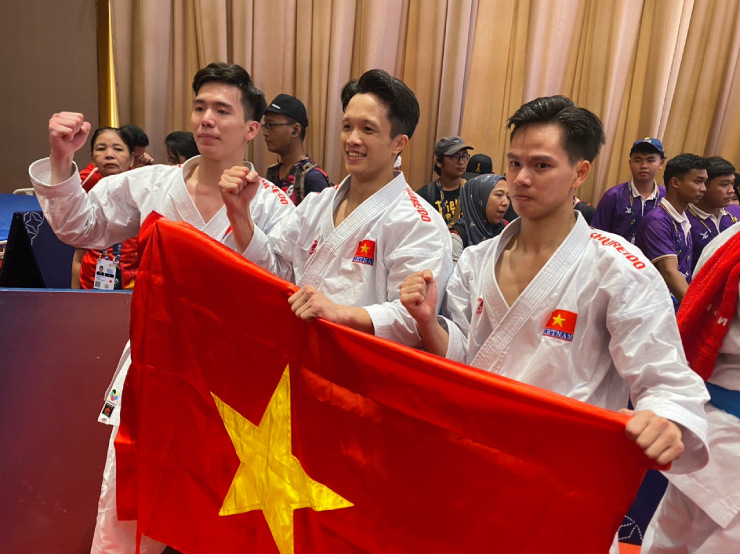 6 võ sĩ karate Việt Nam vui sướng òa khóc khi lập cú đúp HCV SEA Games 32 - 9