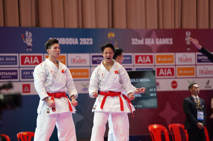 6 võ sĩ karate Việt Nam vui sướng òa khóc khi lập cú đúp HCV SEA Games 32 - 8