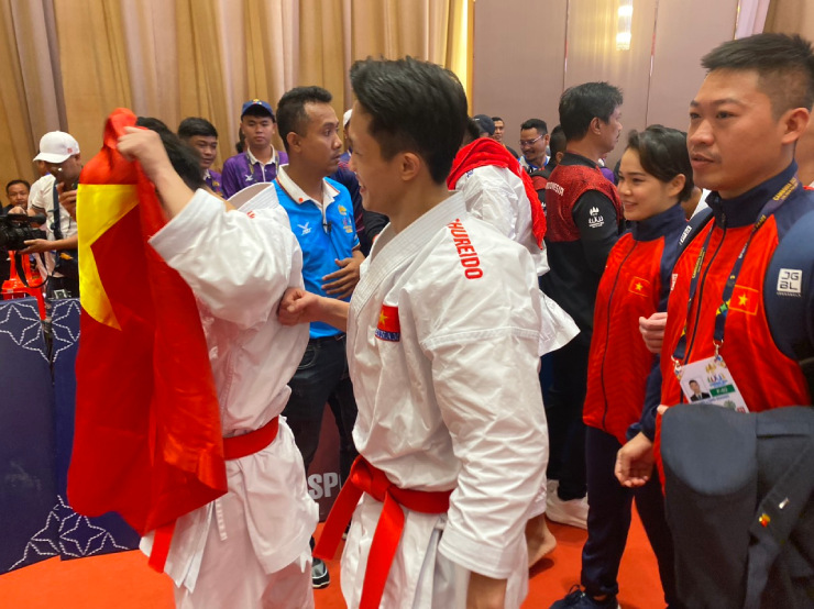 6 võ sĩ karate Việt Nam vui sướng òa khóc khi lập cú đúp HCV SEA Games 32 - 10