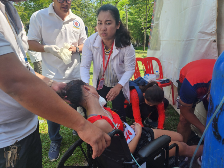 VĐV Việt Nam bị sốc nhiệt, tình nguyện viên ngất xỉu vì nắng 