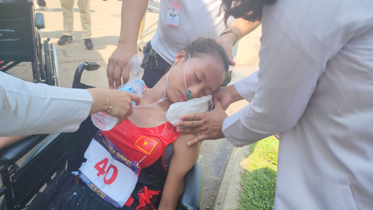 VĐV Việt Nam bị sốc nhiệt, tình nguyện viên ngất xỉu vì nắng 