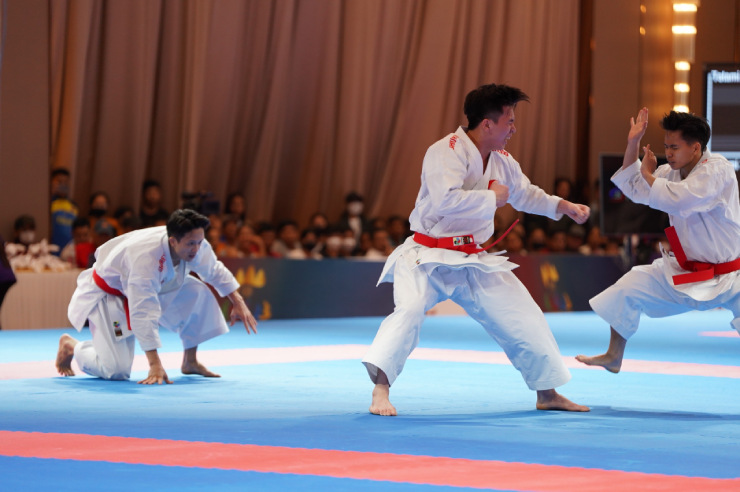 6 võ sĩ karate Việt Nam vui sướng òa khóc khi lập cú đúp HCV SEA Games 32 - 2