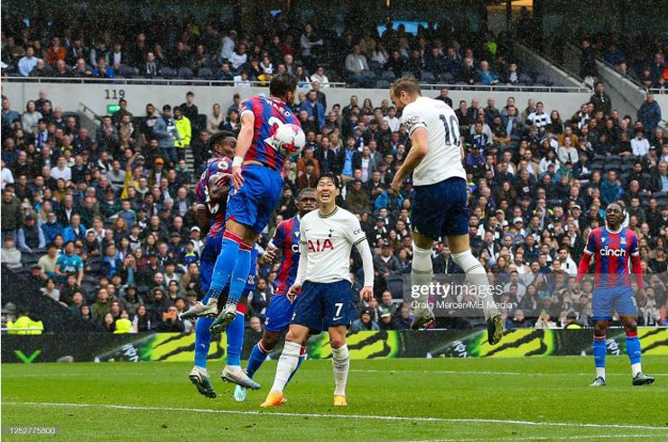 Harry Kane ghi bàn ngay trước khi hiệp đầu tiên khép lại