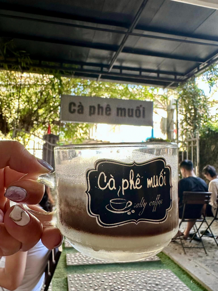 Thưởng thức ly cafe muối.