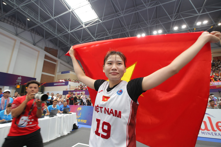 ĐT bóng rổ nữ Việt Nam giành HCV SEA Games: Bật tung cảm xúc, nước mắt hạnh phúc - 11