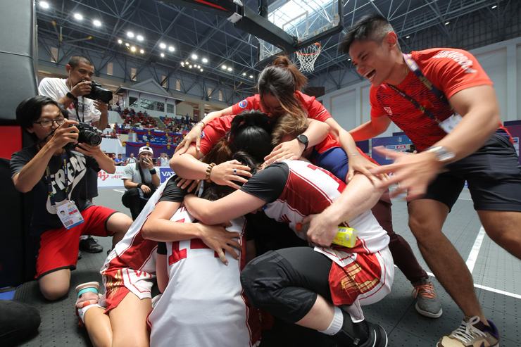 ĐT bóng rổ nữ Việt Nam giành HCV SEA Games: Bật tung cảm xúc, nước mắt hạnh phúc - 9
