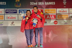 Sửng sốt trao HCV kiểu SEA Games: Thanh Phúc hát quốc ca khi mất điện, nhờ ánh sáng đèn xe