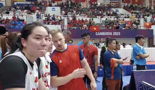 NHM bùng nổ khi tuyển bóng rổ Việt Nam thắng ngược, ghi tên vào chung kết SEA Games 32 - 2