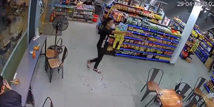 Nhóm đối tượng lao vào siêu thị, truy sát nạn nhân