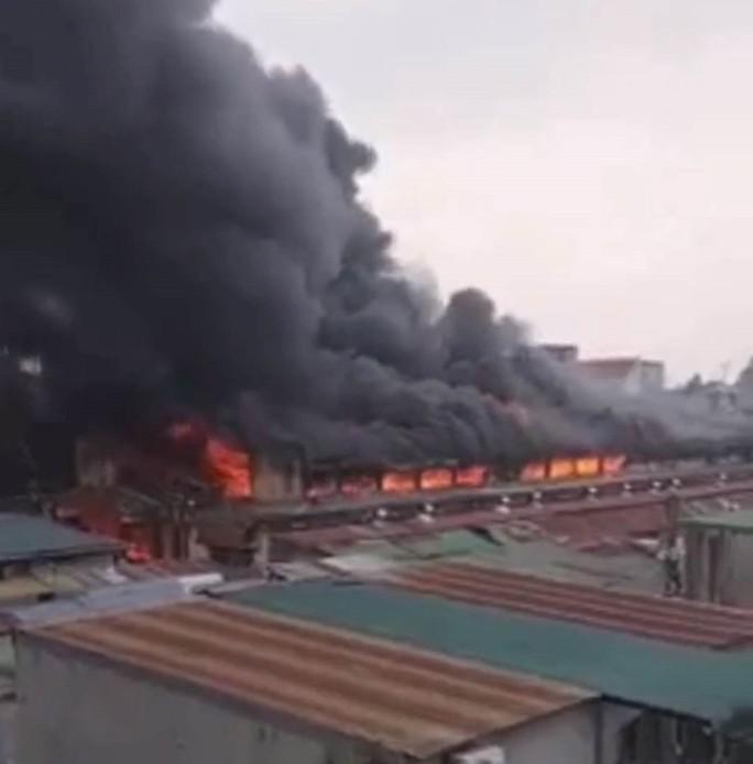 CLIP: Nhiều ki-ốt ở chợ Trung tâm huyện Ea Súp chìm trong lửa - 1