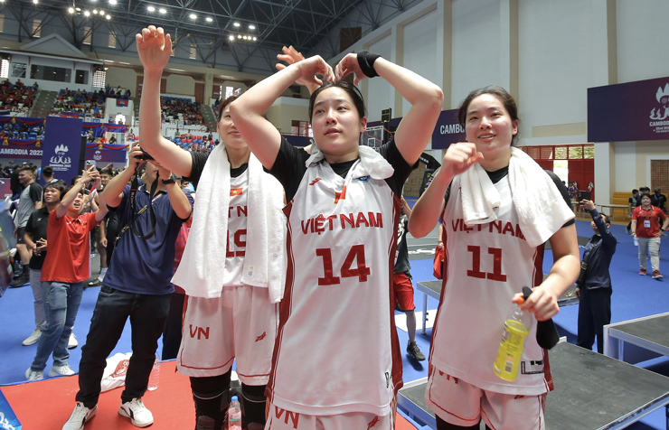 ĐT bóng rổ nữ Việt Nam giành HCV SEA Games: Bật tung cảm xúc, nước mắt hạnh phúc - 13