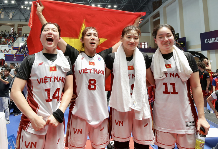 ĐT bóng rổ nữ Việt Nam giành HCV SEA Games: Bật tung cảm xúc, nước mắt hạnh phúc - 12