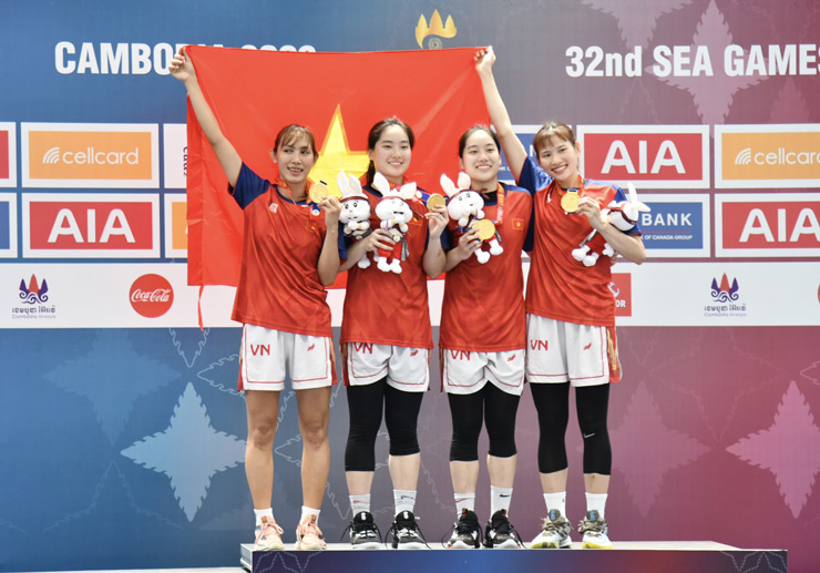 ĐT bóng rổ nữ Việt Nam giành HCV SEA Games: Bật tung cảm xúc, nước mắt hạnh phúc - 15