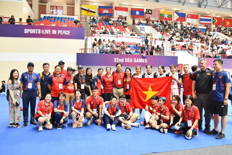 ĐT bóng rổ nữ Việt Nam giành HCV SEA Games: Bật tung cảm xúc, nước mắt hạnh phúc - 14
