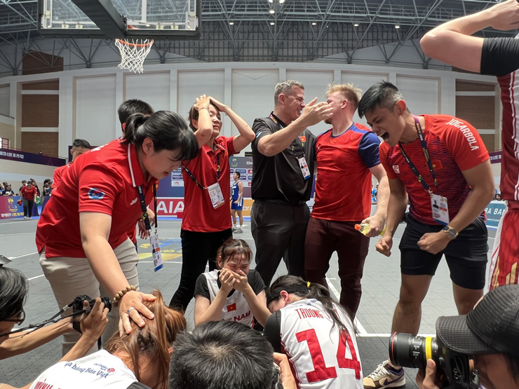 ĐT bóng rổ nữ Việt Nam giành HCV SEA Games: Bật tung cảm xúc, nước mắt hạnh phúc - 10
