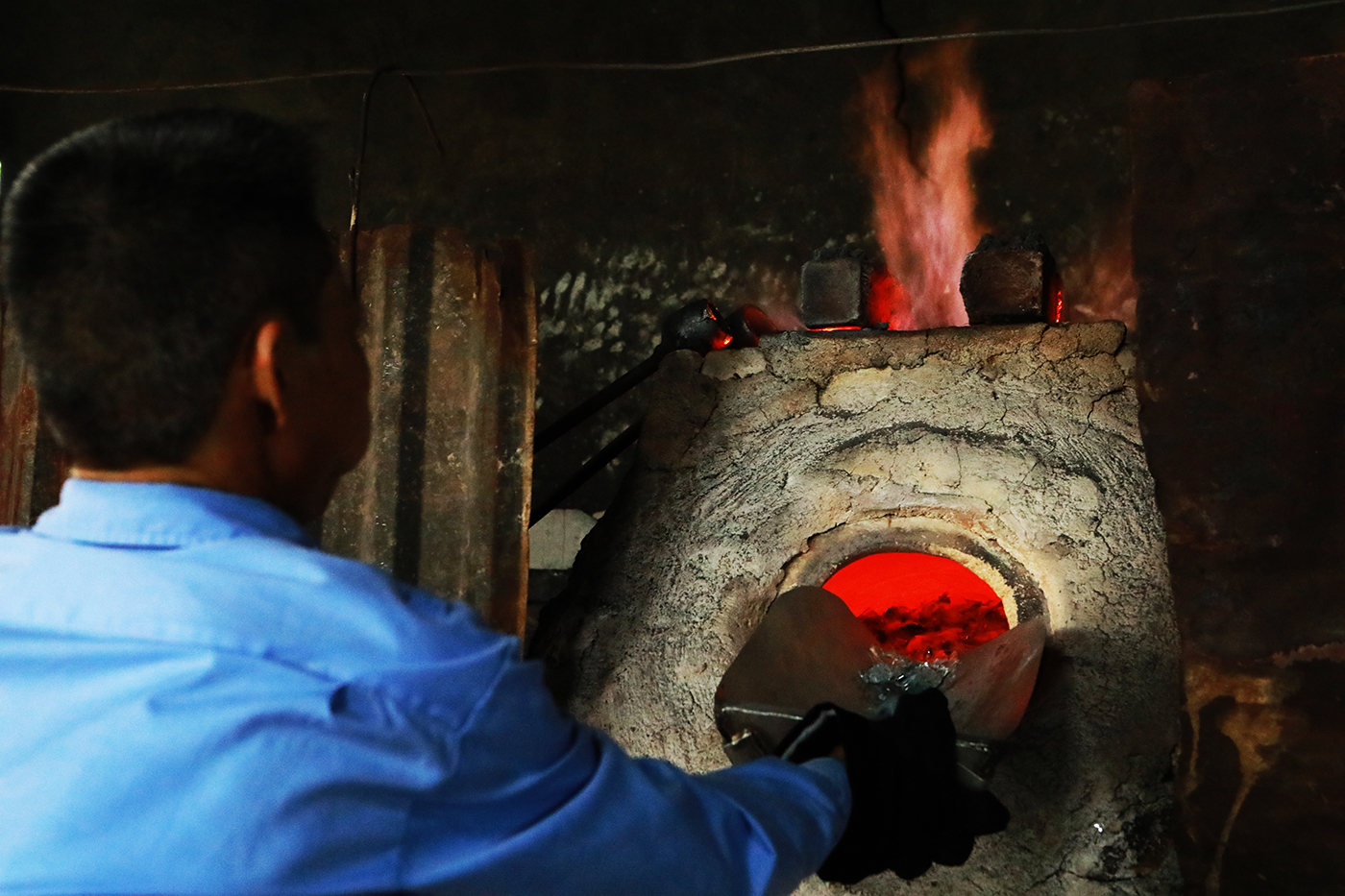 Cận cảnh nơi làm ra những chiếc cốc thủy tinh 