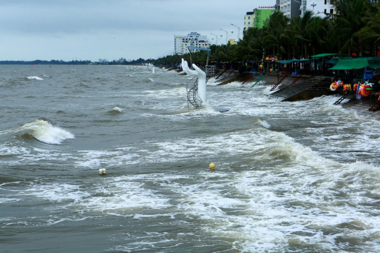 Sẽ hoàn thành 5 bàn tay khổng lồ chới với bên bờ biển Hải Tiến - 8