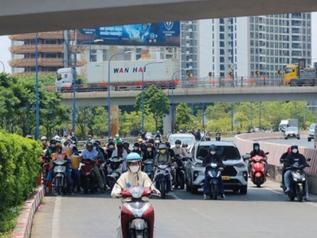 Video: Nắng kéo dài, người dân tìm đủ mọi cách tránh nóng