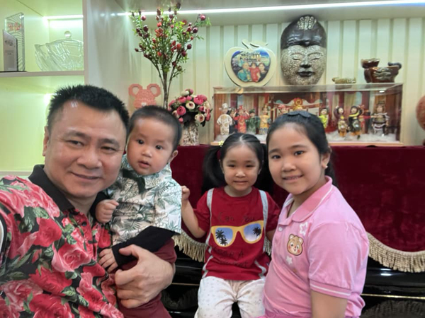 8 năm hôn nhân của NSND Tự Long và vợ giảng viên trẻ đẹp: Con cái 'nếp tẻ' đủ đầy, gia đình sung túc - 3