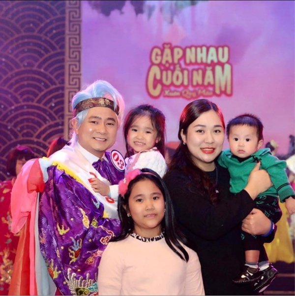 8 năm hôn nhân của NSND Tự Long và vợ giảng viên trẻ đẹp: Con cái 'nếp tẻ' đủ đầy, gia đình sung túc - 5