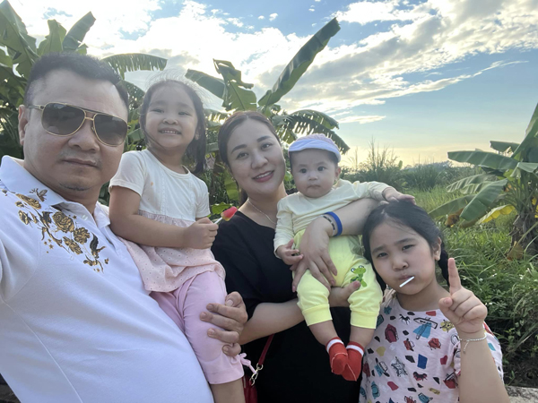 8 năm hôn nhân của NSND Tự Long và vợ giảng viên trẻ đẹp: Con cái 'nếp tẻ' đủ đầy, gia đình sung túc - 6