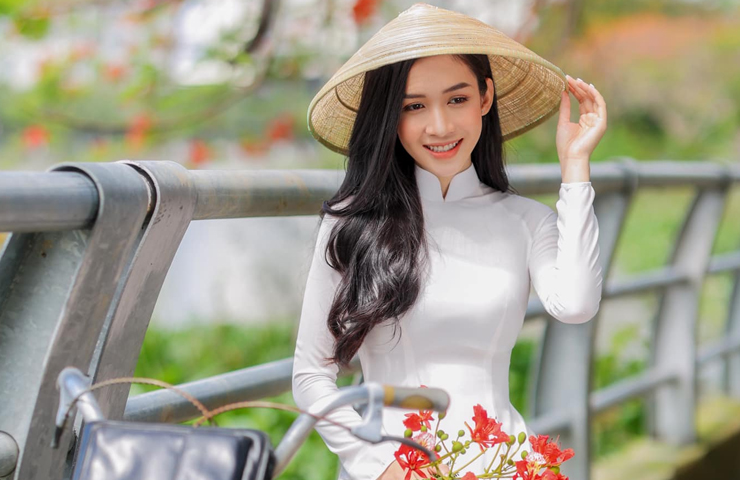 Cô từng giành được một số giải thưởng: Hoa khôi duyên dáng Phú Hòa 2019, Top 5 Miss MUCE open - Miss áo dài 2017, Top 8 Hoa khôi Nguyên Tiêu 2019,...
