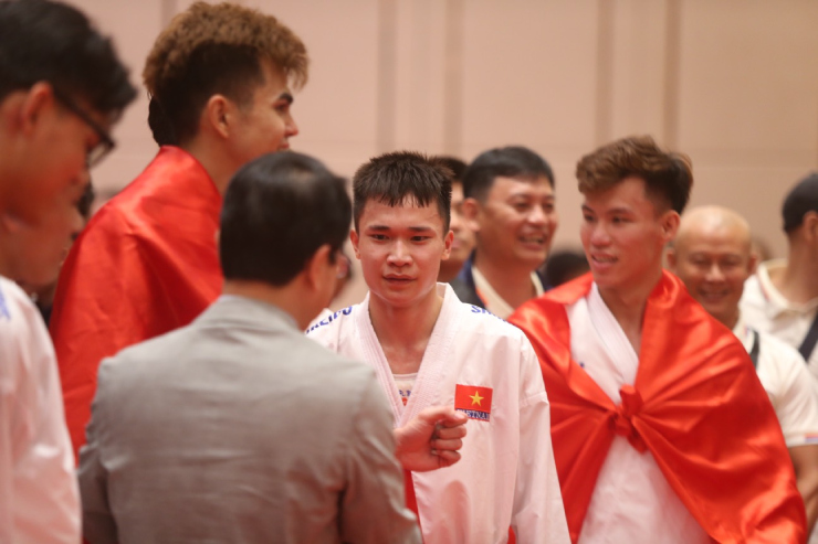 Nghẹn ngào thầy trò karate Việt Nam ôm nhau bật khóc với cú đúp HCV SEA Games - 10