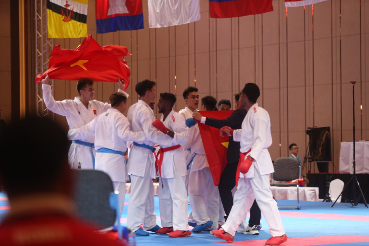 Chiến thắng nghẹt thở của kumite đồng đội nam