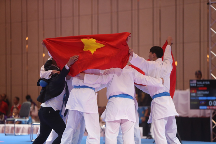 Nghẹn ngào thầy trò karate Việt Nam ôm nhau bật khóc với cú đúp HCV SEA Games - 8