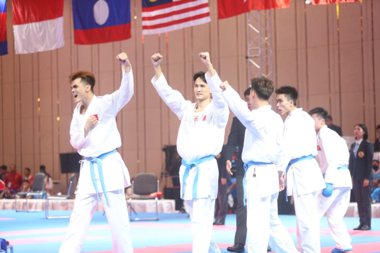 Nghẹn ngào thầy trò karate Việt Nam ôm nhau bật khóc với cú đúp HCV SEA Games - 7