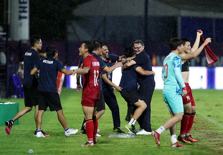 U22 Việt Nam vào bán kết SEA Games: HLV Troussier ăn mừng hớn hở, chụp selfie với trợ lý - 2