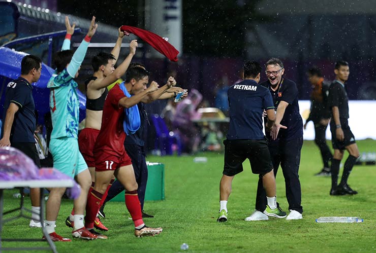 U22 Việt Nam vào bán kết SEA Games: HLV Troussier ăn mừng hớn hở, chụp selfie với trợ lý - 1