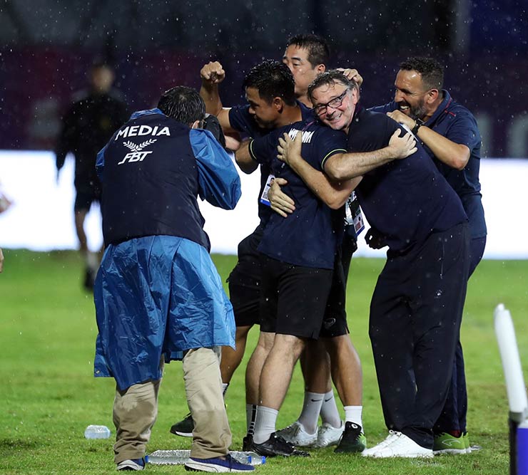 U22 Việt Nam vào bán kết SEA Games: HLV Troussier ăn mừng hớn hở, chụp selfie với trợ lý - 3